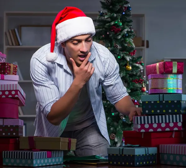 Hombre con muchos regalos de Navidad en cajas —  Fotos de Stock