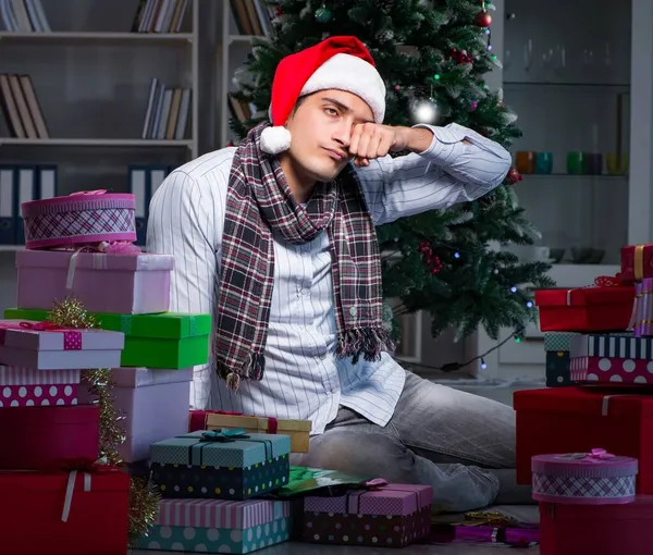 Hombre con muchos regalos de Navidad en cajas —  Fotos de Stock