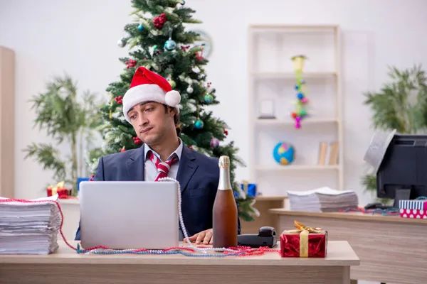 Young male employee celebrating new year in the office — Stock Photo, Image