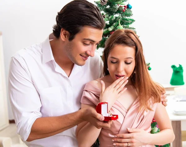 Hombre haciendo propuesta de matrimonio en el día de Navidad — Foto de Stock