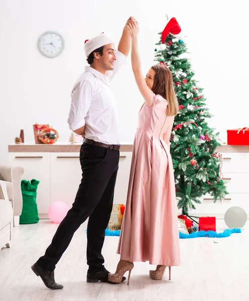 Jong paar viert thuis kerst — Stockfoto