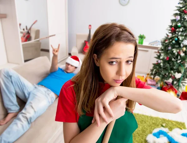 クリスマスパーティー後の若い家族のクリーニングアパート — ストック写真