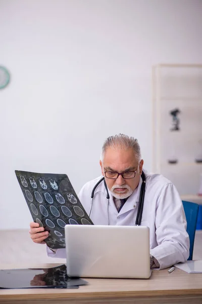 Viejo radiólogo médico que trabaja en el hospital —  Fotos de Stock