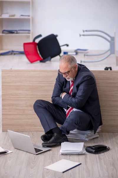Velho empregado do sexo masculino trabalhando horas extras no escritório — Fotografia de Stock
