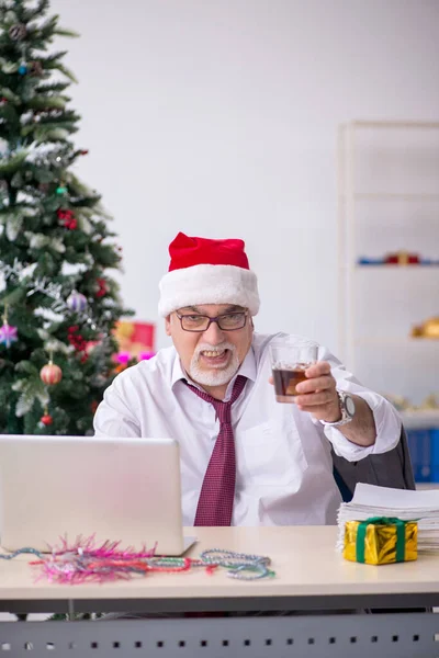 Employé masculin âgé célébrant Noël sur le lieu de travail — Photo