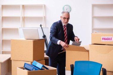 Taşınma konseptinde eski bir işadamı.