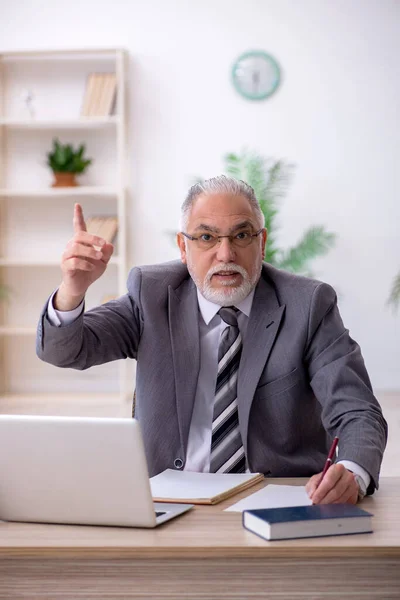 Velho empregado masculino e muito trabalho no escritório — Fotografia de Stock