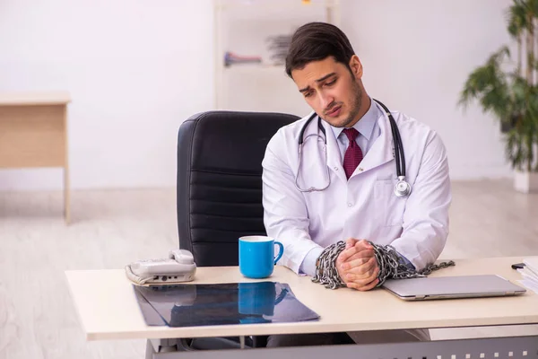 Kedjad ung manlig läkare olycklig på kliniken — Stockfoto