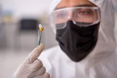 Genç erkek kimyager uyuşturucu sentezi konsepti