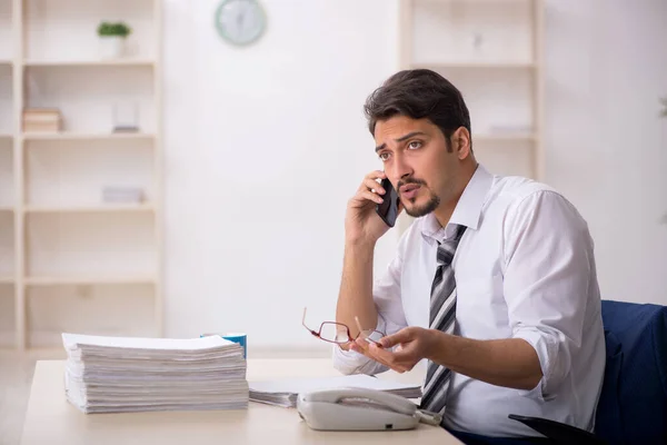 젊은 남성 고용인은 사무실에서 과 도 한 일을 하는 것을 싫어 한다 — 스톡 사진