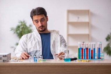 Salgın sırasında laboratuvarda çalışan genç bir kimyager.