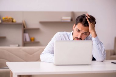 Genç işadamı evden çalışıyor.