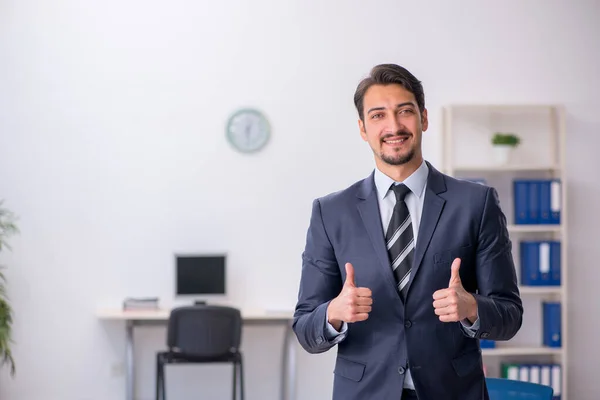 Jonge mannelijke werknemer op de werkplek — Stockfoto