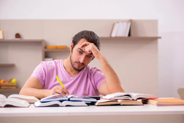 Giovane studente maschio preparazione per gli esami a casa — Foto Stock