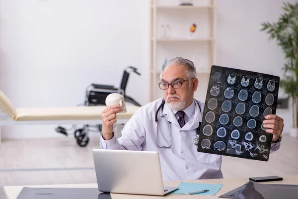 Oude mannelijke arts radioloog werkt in het ziekenhuis — Stockfoto