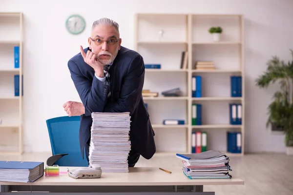 Старий працівник бізнесмена незадоволений надмірною роботою в офісі — стокове фото