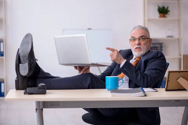 Velho empregado do sexo masculino que trabalha no escritório — Fotografia de Stock