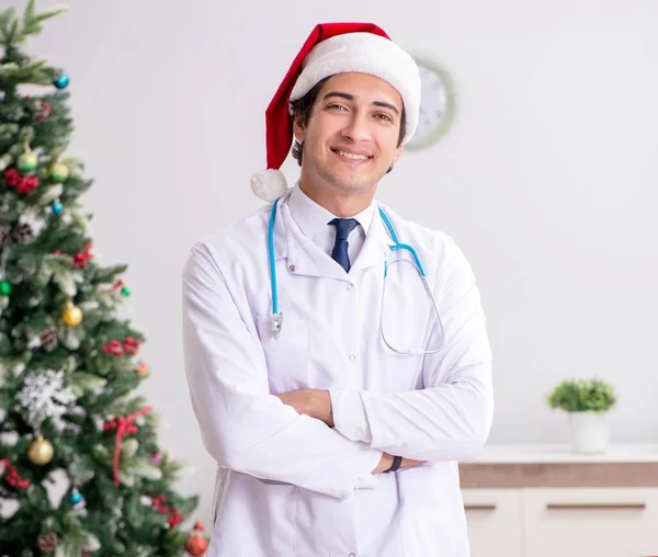 Doctor en el turno de Nochebuena —  Fotos de Stock