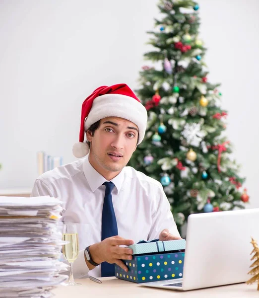Młody przedsiębiorca pracowniczy w koncepcji świąt Bożego Narodzenia — Zdjęcie stockowe