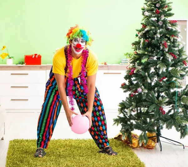 Clown divertente nel concetto di celebrazione di Natale — Foto Stock