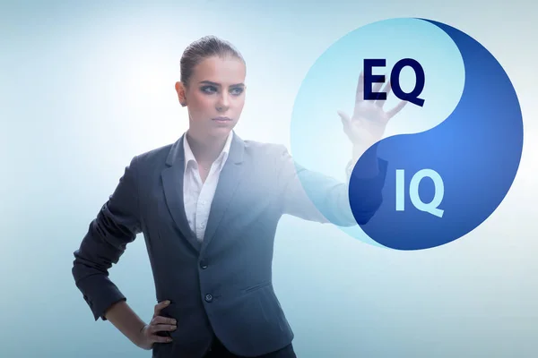 EQ a IQ dovednostní koncepty s podnikatelkou — Stock fotografie