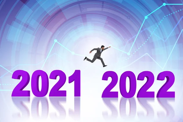 Homme d'affaires sautant de l'année 2021 à 2022 — Photo