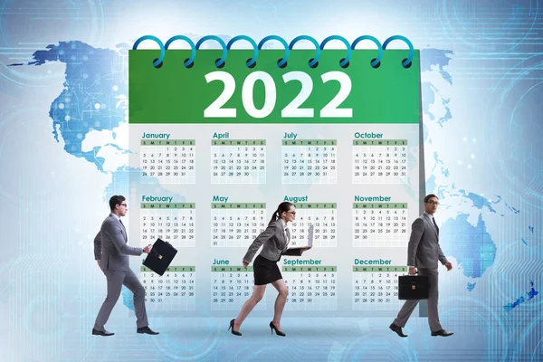 Les gens d'affaires dans le concept de calendrier de l'année 2022 — Photo