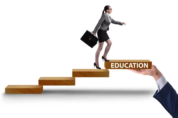Concetto di istruzione con donna d'affari sui gradini — Foto Stock