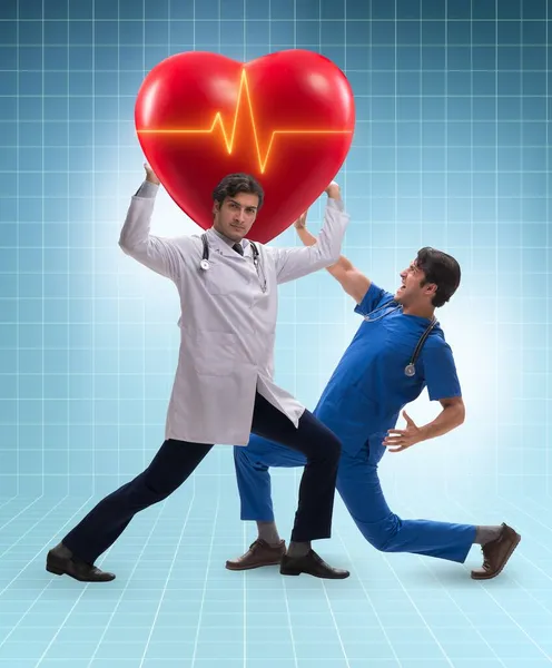 Άνθρωπος γιατρός στην έννοια της τηλεϊατρικής καρδιολογίας — Φωτογραφία Αρχείου