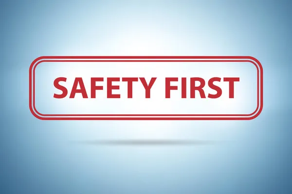 Pierwsza odznaka bezpieczeństwa w koncepcji bezpieczeństwa przemysłowego — Zdjęcie stockowe