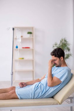 Kan nakli konseptinde genç bir erkek hasta.