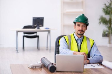 Ofiste çalışan genç erkek mimar.