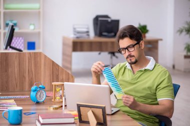 Ofiste çalışan genç erkek tasarımcı.