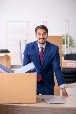Taşınma konseptinde çalışan genç bir erkek.