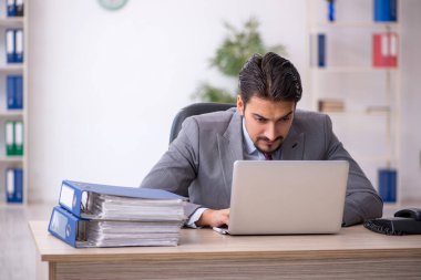 Ofiste çalışan genç bir erkek.