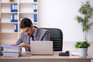 Ofiste çalışan genç bir erkek.