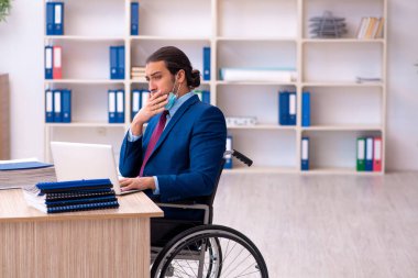 İş yerindeki salgın sırasında genç engelli çalışan