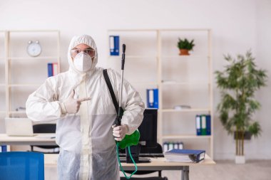 Eski erkek müteahhit ofis dezenfeksiyonu konsepti