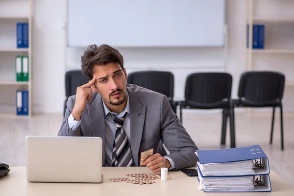 Giovane imprenditore dipendente che soffre sul posto di lavoro — Foto Stock