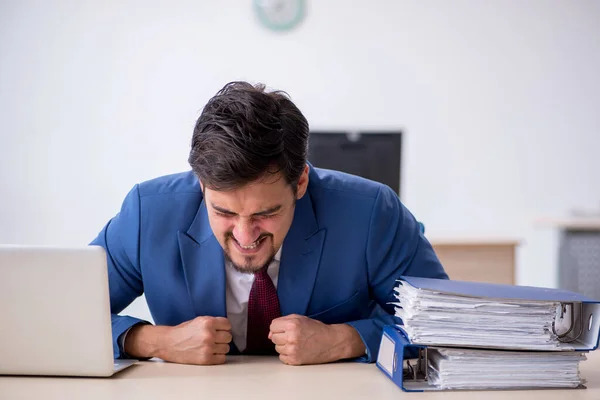 Giovane dipendente maschile che lavora in ufficio — Foto Stock