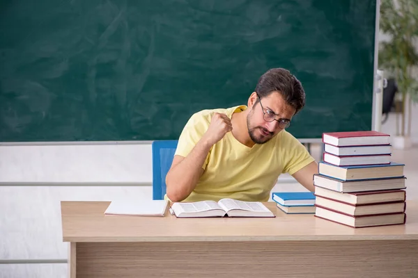 Jovem estudante se preparando para exames em sala de aula — Fotografia de Stock