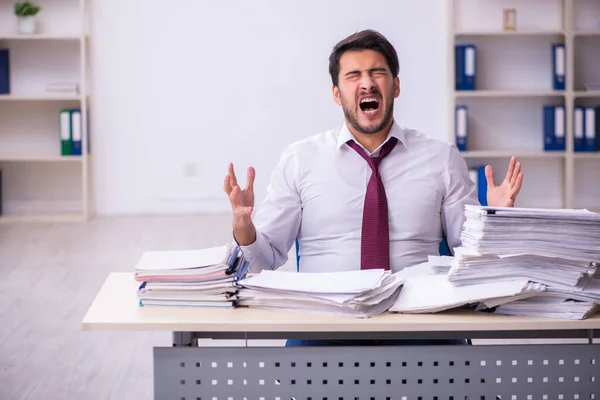 Молодий працівник бізнесмена незадоволений надмірною роботою в офісі — стокове фото