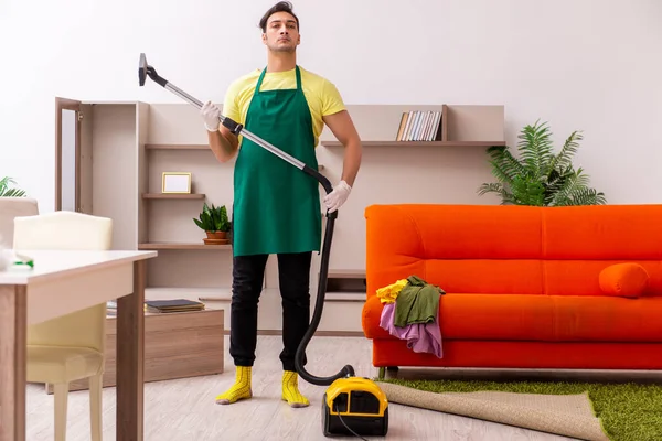 Ung, mannlig entreprenør rengjør huset. – stockfoto