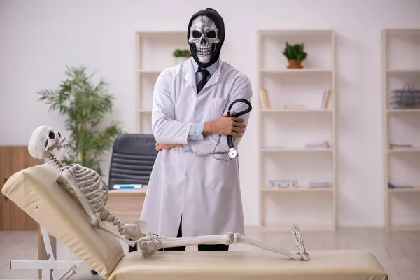 Médico diablo examinando paciente esqueleto —  Fotos de Stock