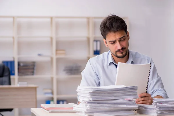 Joven empleado masculino descontento con el trabajo excesivo en la oficina — Foto de Stock