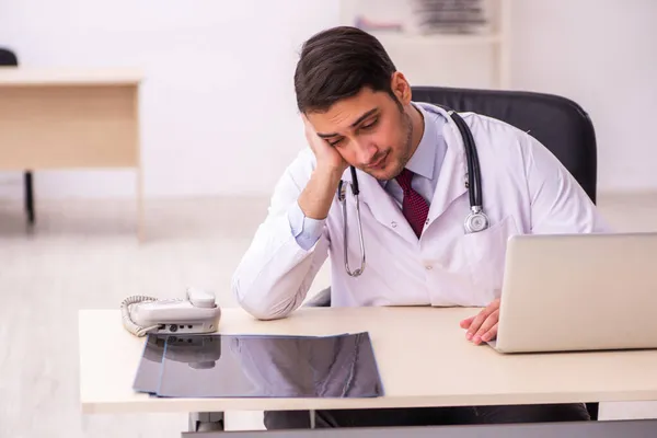 Junger Arzt arbeitet in der Klinik — Stockfoto