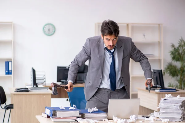 Giovane dipendente maschio e troppo lavoro in ufficio — Foto Stock