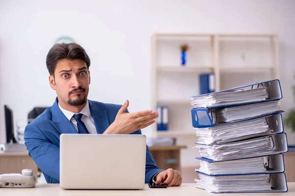 Giovane imprenditore dipendente infelice con il lavoro eccessivo nel del — Foto Stock