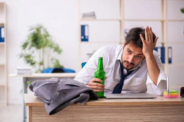 Jonge alcoholverslaafde werknemer op kantoor — Stockfoto