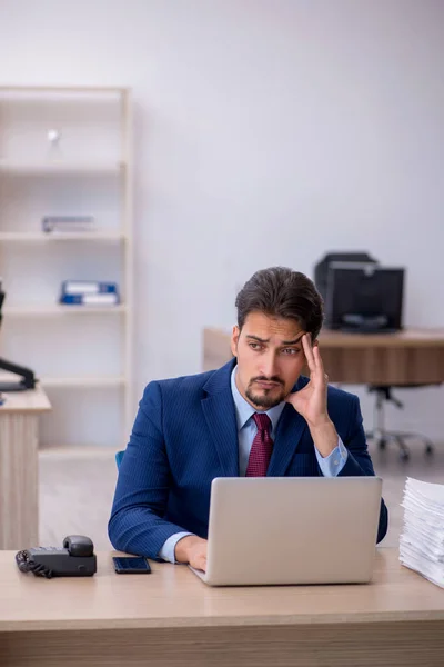 Jonge zakenman werknemer en te veel werk op kantoor — Stockfoto